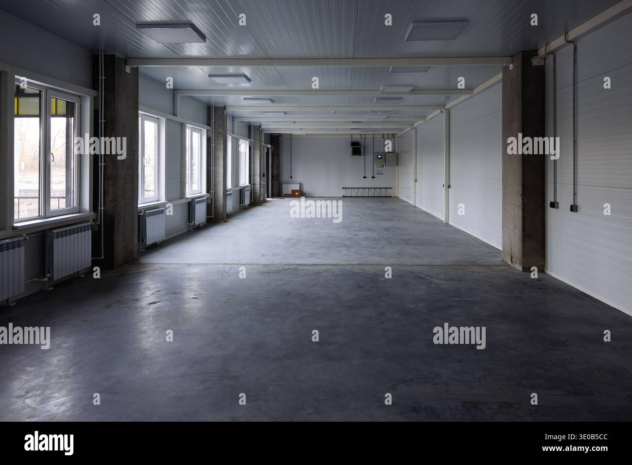 Großes neues, leeres Industrie- oder Bürogebäude, Gewerbeflächen. Stockfoto