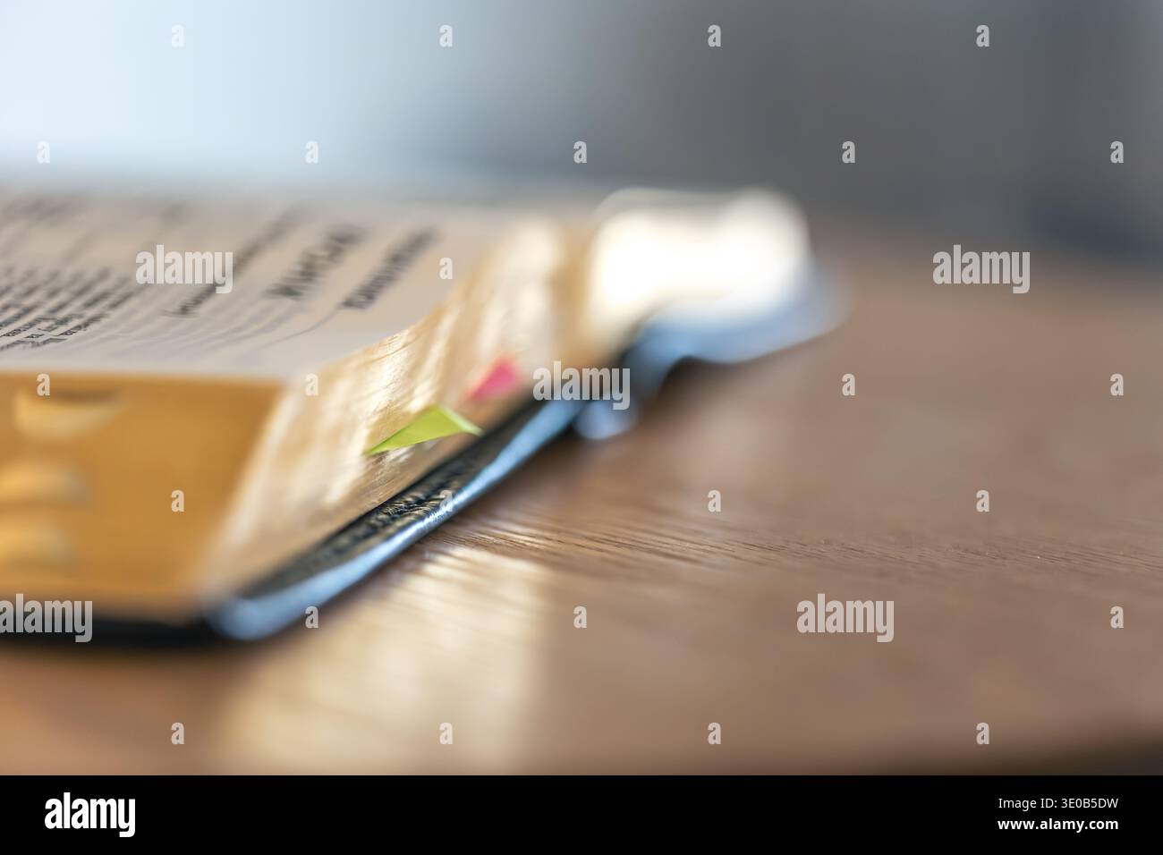 Weiche Bokeh-Bibel-Lesezeichen als Symbol für stille spirituelle Rituale. Bibelbokeh. Stockfoto