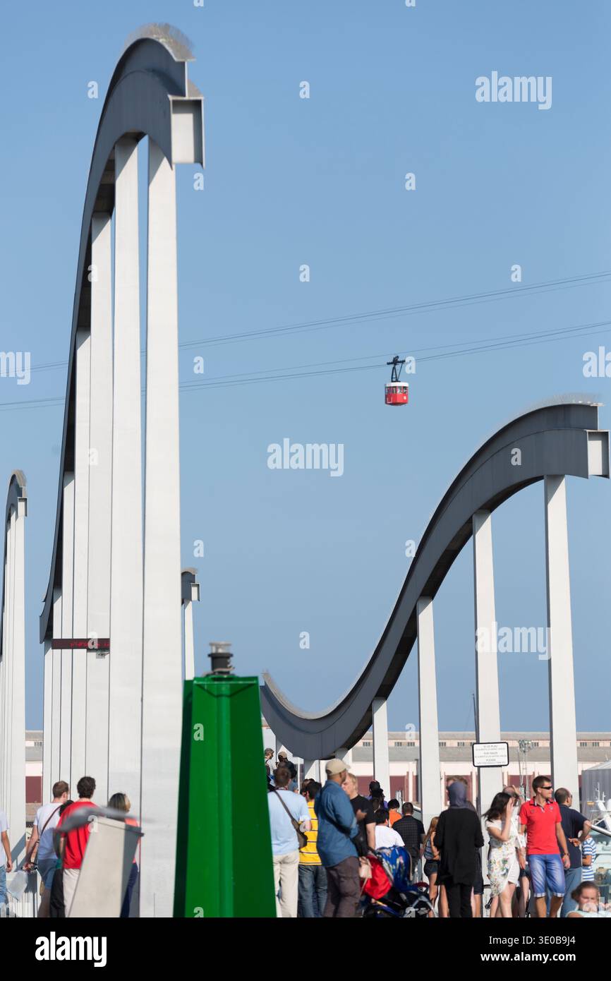 Spanien, Barcelona, der Rambla de Mar Fußgängerbrücke. Stockfoto