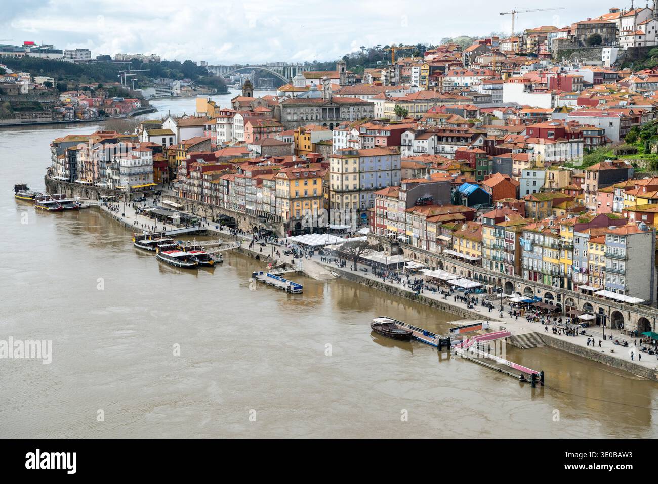 Blick auf das Viertel Bairro da Ribeira entlang des Flusses Douro in Porto Portugal. Stockfoto