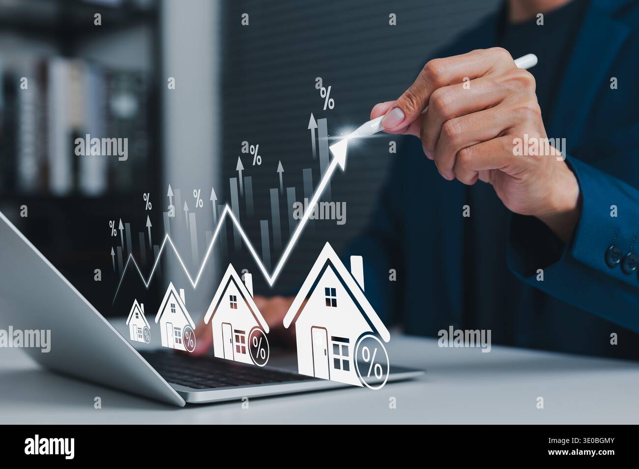 Wachstumskonzept für den Immobilienmarkt mit Geschäftsmann, der ein Notebook verwendet und auf eine steigende Finanzgrafik mit Haussymbolen und Prozentzeichen zeigt. Stockfoto