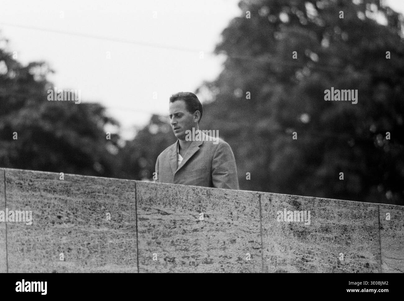 60er Jahre, 20.09.1966, Deutschland, Menschen, Männer, Foto-Shooting draußen, Mann 30 bis 40 Jahre kurze Haare in Jacke geht über eine Isarbrücke, Nahaufnahme, Kopf, Stockfoto