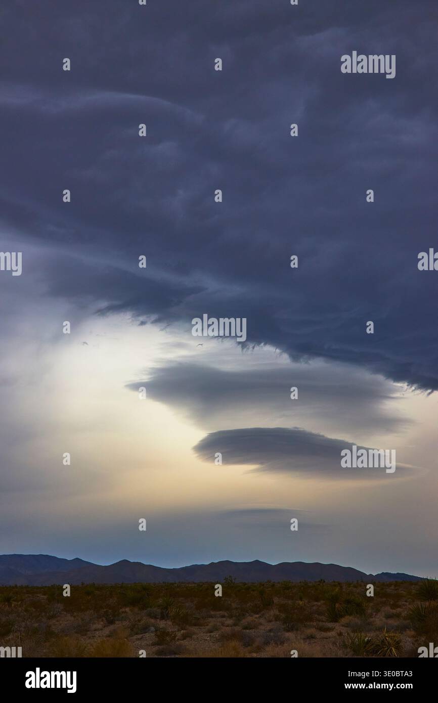 Sturmwolken und Lenticular Formationen über Nevada Wüstenlandschaft Stockfoto