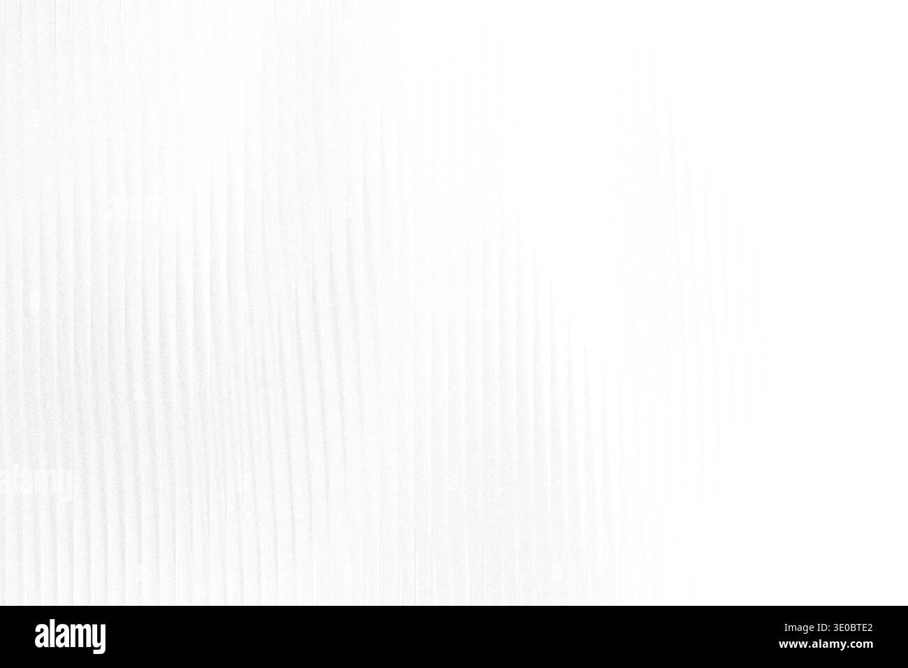 Ein dezenter, strukturierter weißer Hintergrund mit einem sanften Verlauf, der eine klare und minimalistische Ästhetik schafft, die perfekt für Designprojekte geeignet ist Stockfoto