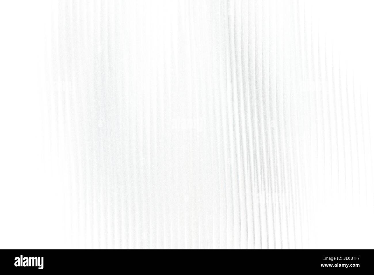 Ein dezent strukturierter Hintergrund mit feinen vertikalen Linien und einem sanften Verlauf, der eine klare und minimalistische Ästhetik schafft Stockfoto