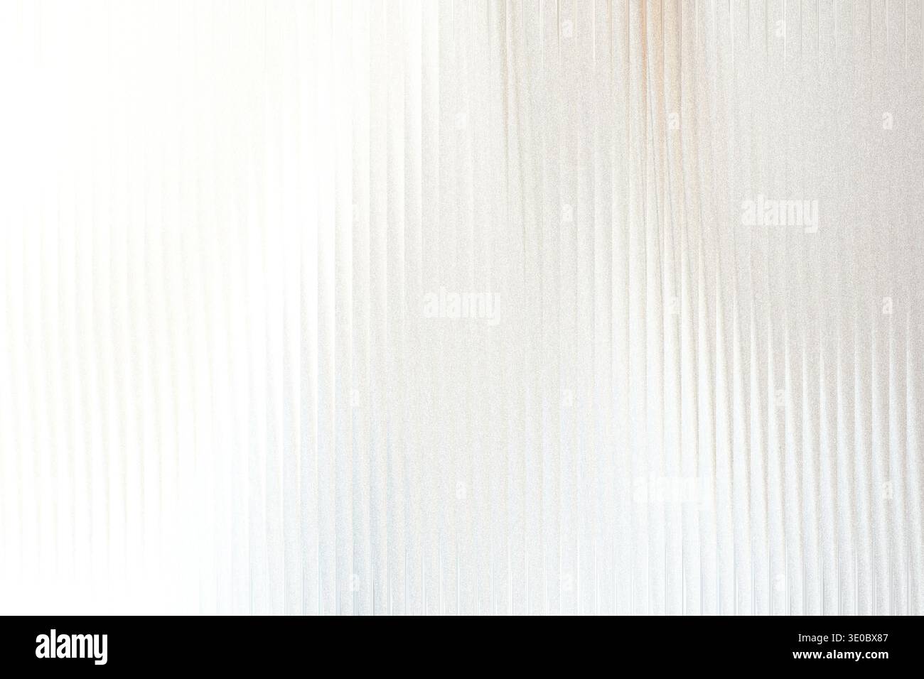 Ein heller, abstrakter Hintergrund mit dezenten vertikalen Linien und einer schimmernden, strukturierten Oberfläche, die eine klare und moderne Ästhetik schafft Stockfoto