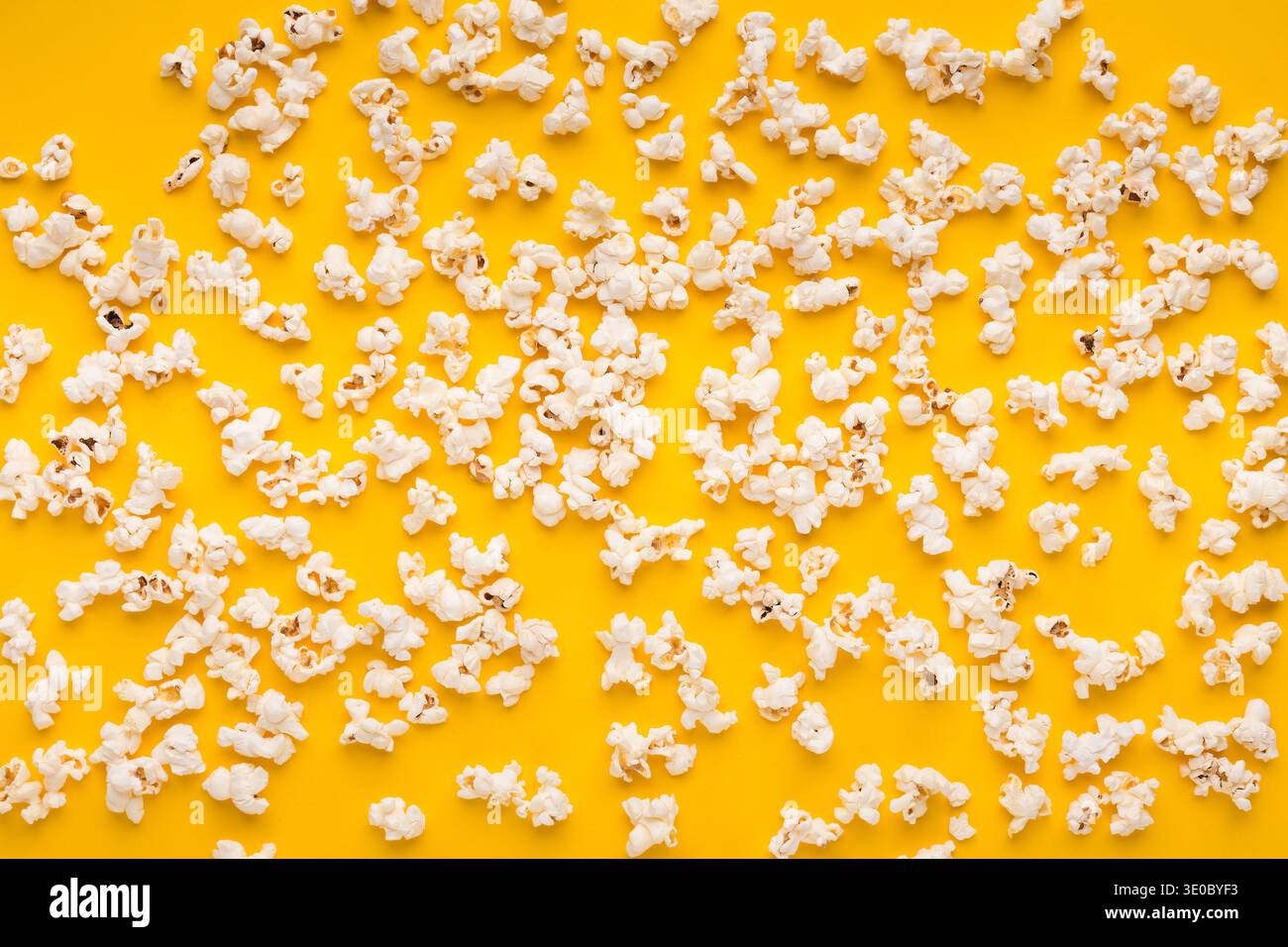 Popcorn aus Schiefer, verstreut auf gelbem Hintergrund, Draufsicht Stockfoto