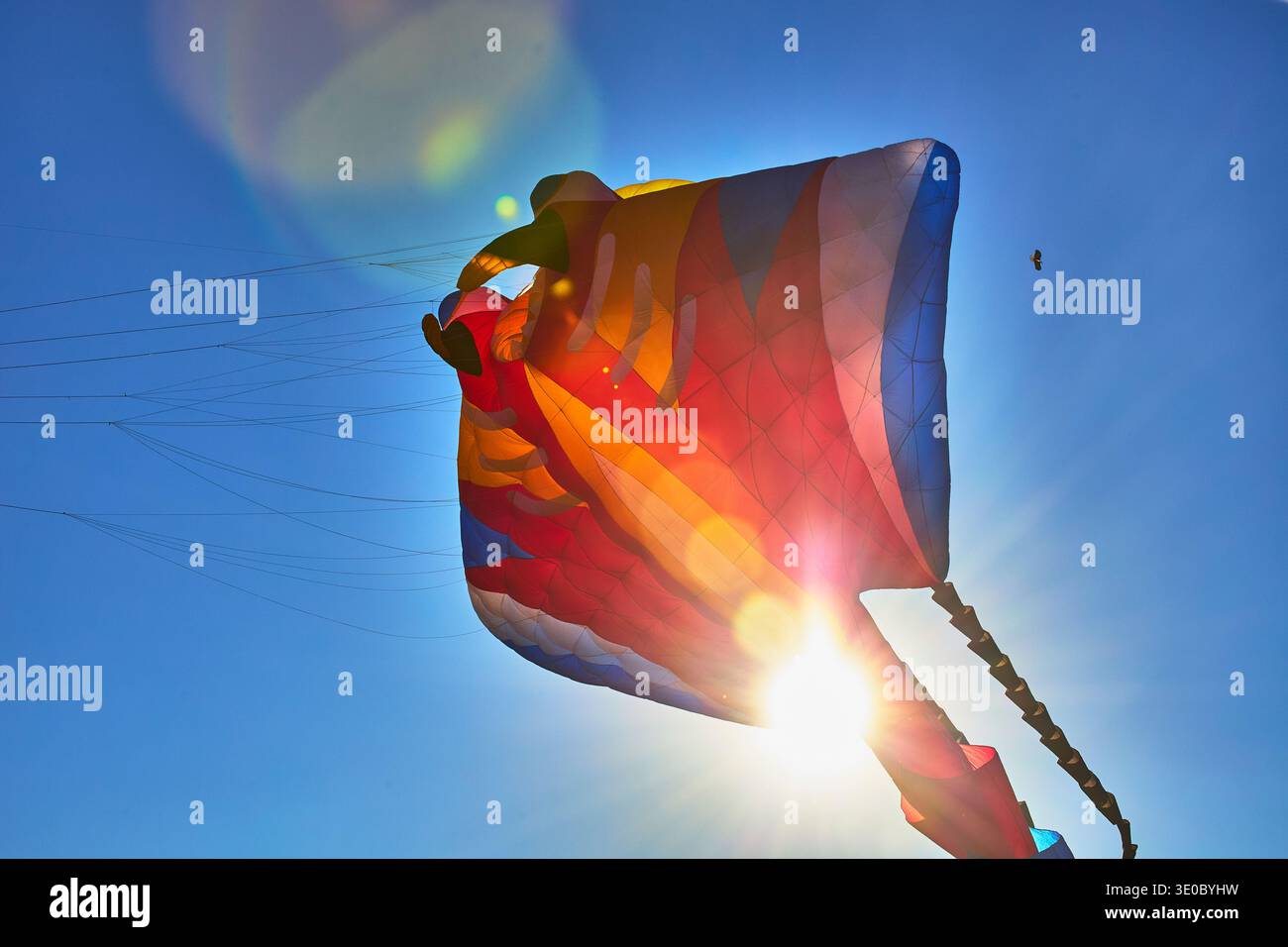 Buntes Kite-Swing mit Sonnenlicht beim Kite Festival in Las Vegas, Nevada Stockfoto