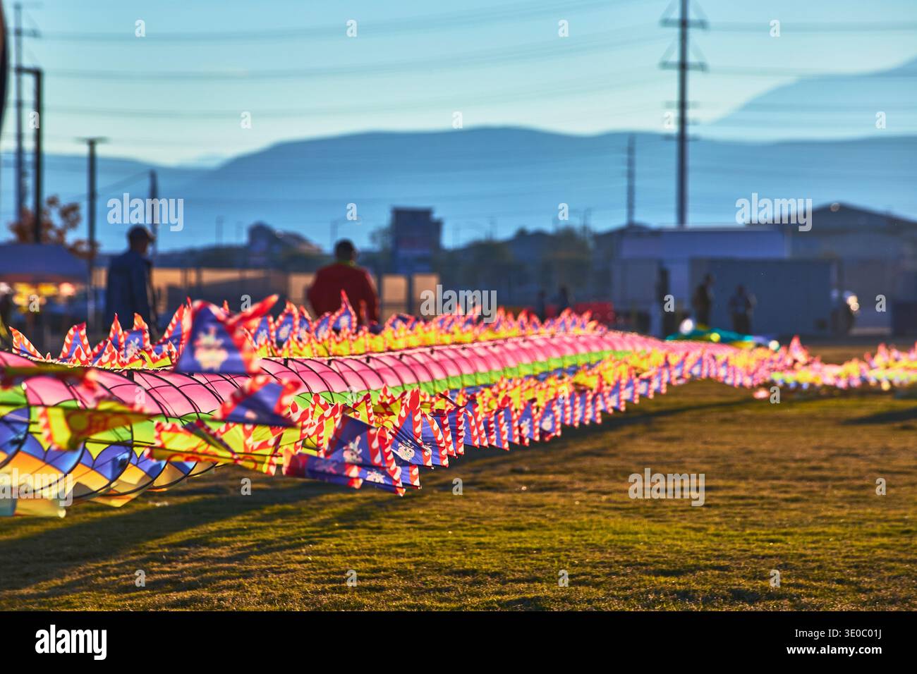 Bunte Kite-Show beim Las Vegas Nevada Festival während der Golden Hour with Mountains Stockfoto