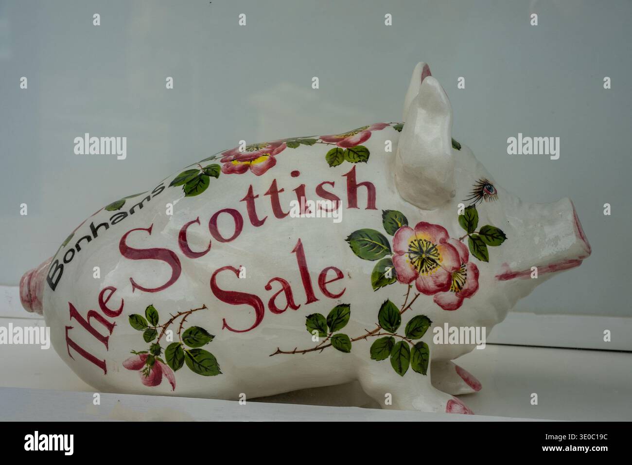 Antike schottische Wemyss-Ware Keramik Schweinebank mit Bonhams ''The Scottish Sale'' auf der Seite gemalt. Stockfoto