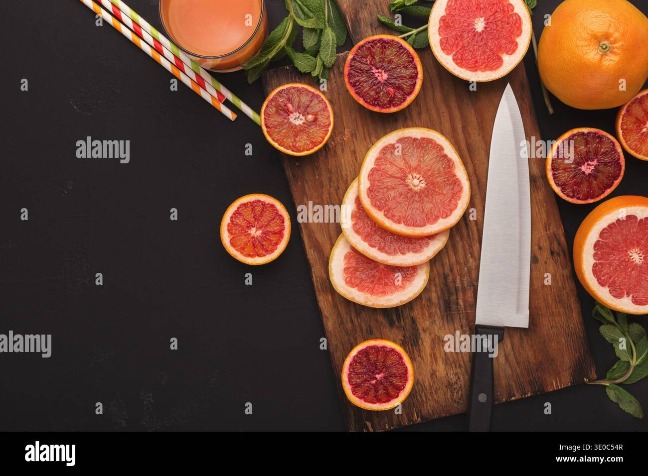 Zitrusfrüchte schneiden, Draufsicht. Saftiger Hintergrund Stockfoto