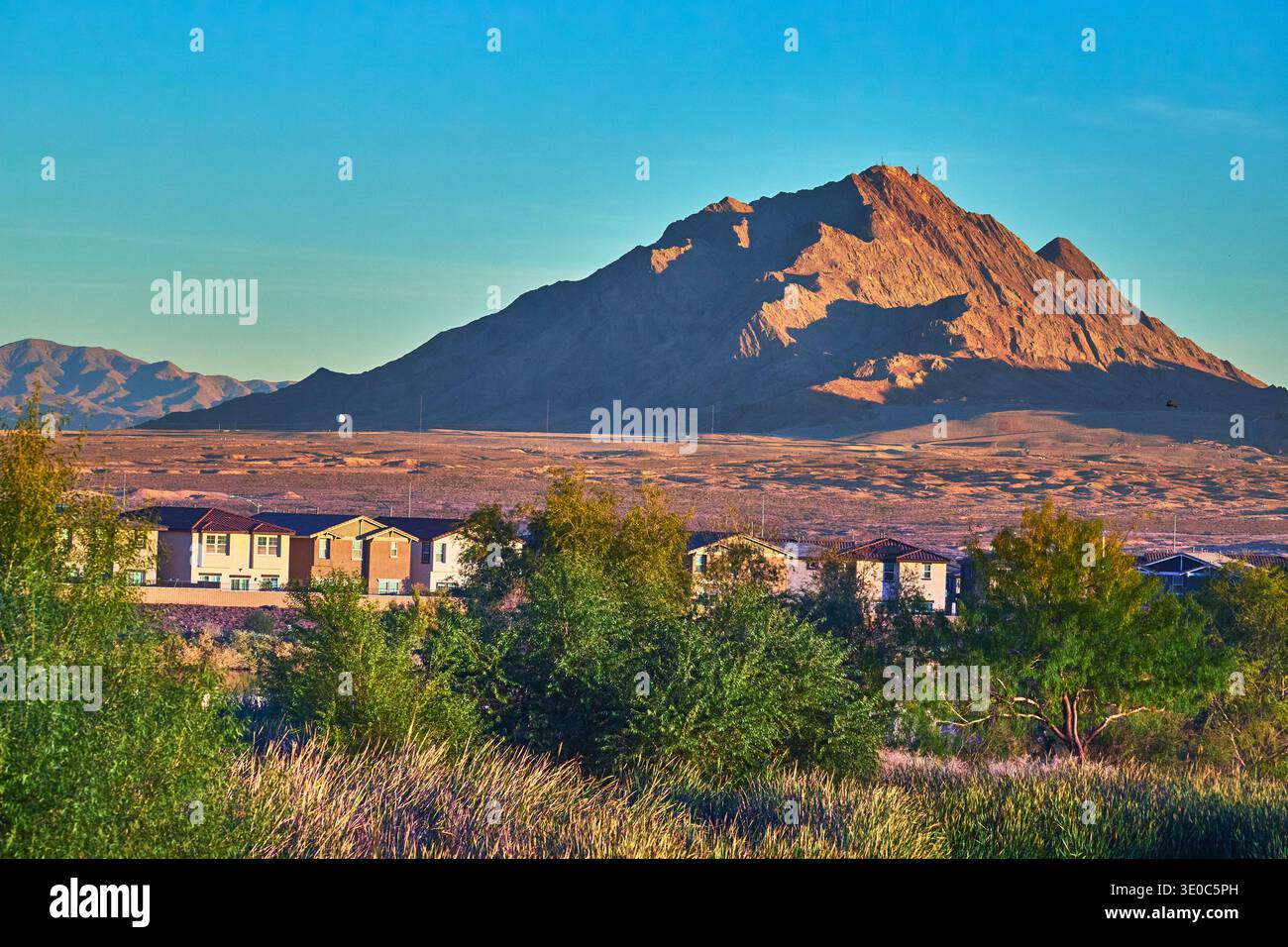 Mountain Sunrise über Vorstädte und üppige Feuchtgebiete in der Wüste Nevada Stockfoto
