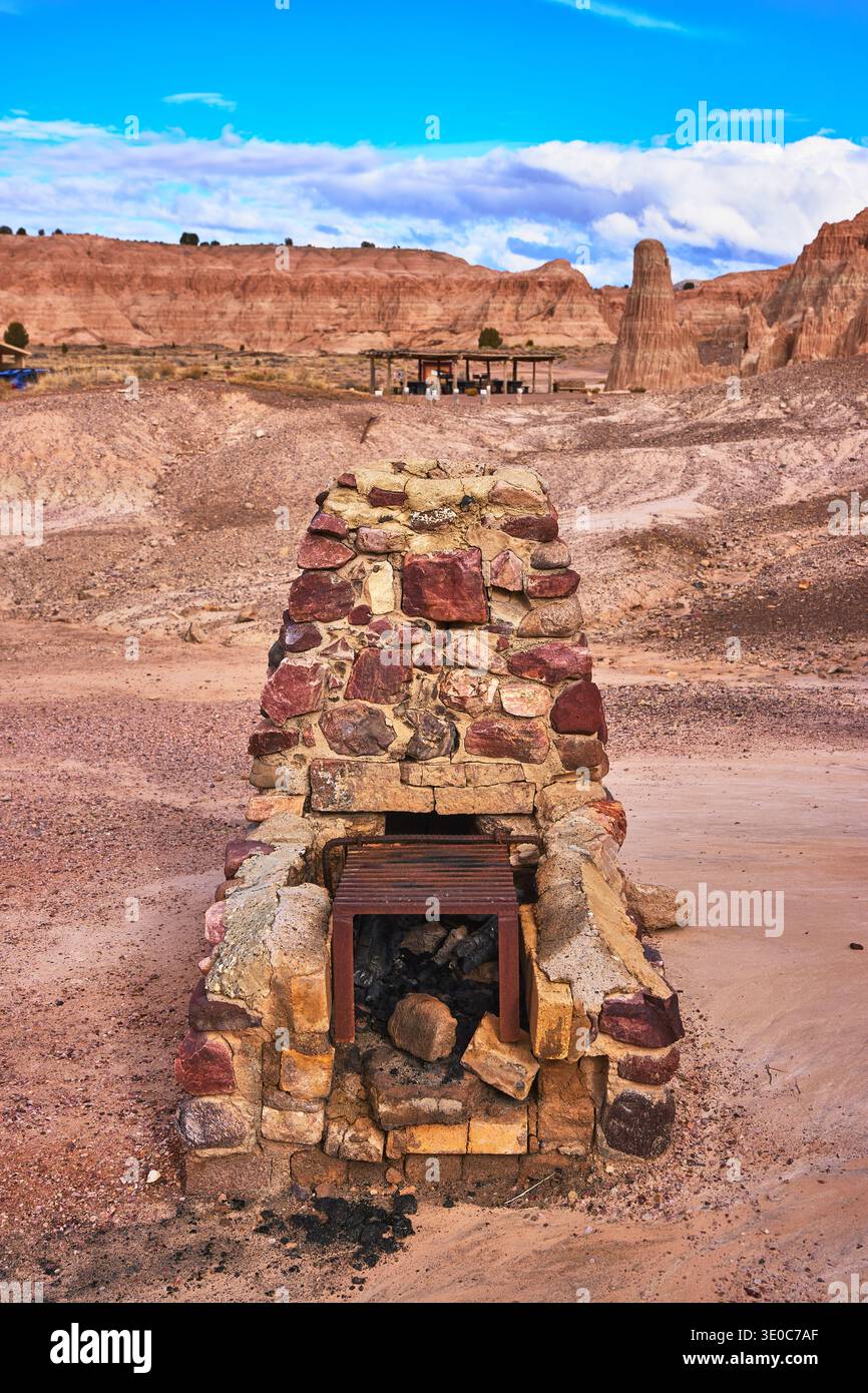 Stone Grill und Picknick-Bereich mit Cathedral Gorge State Park Formationen Nevada Stockfoto