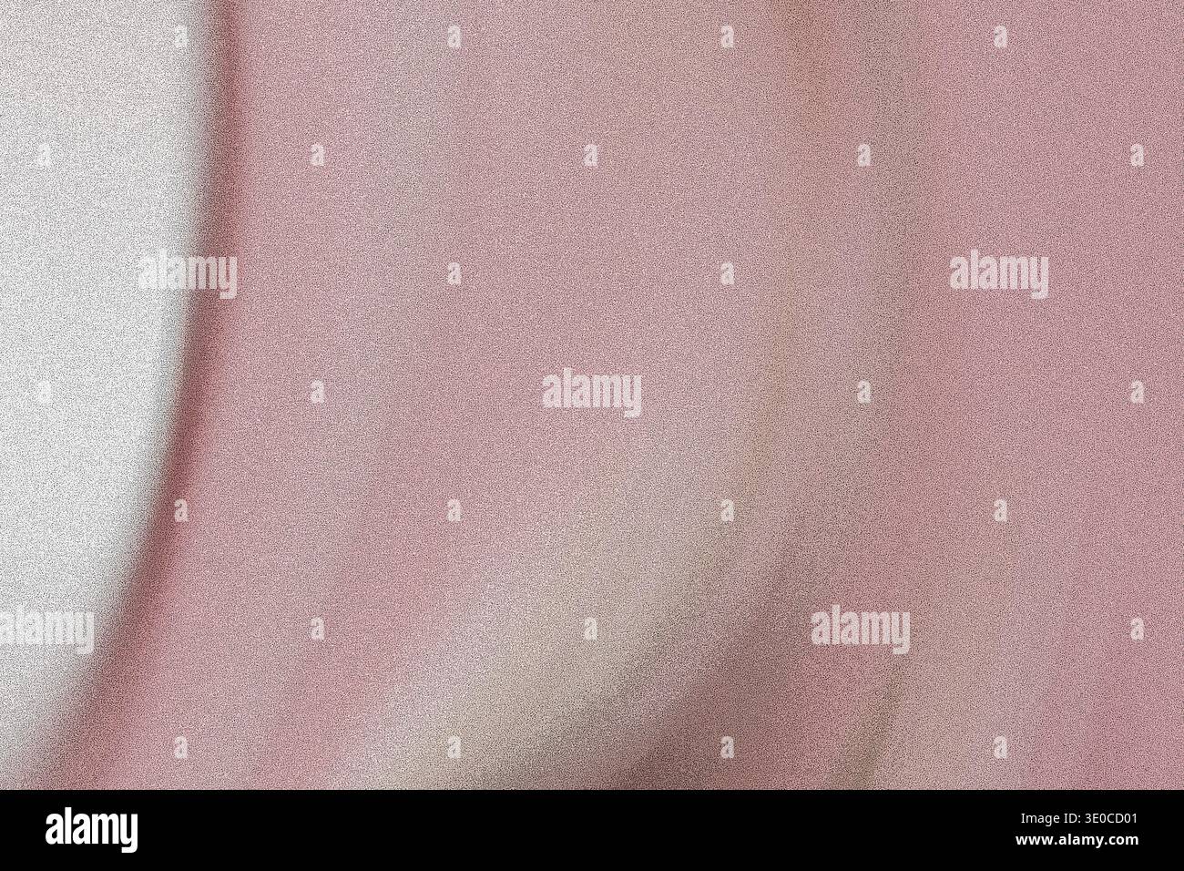 Ein leicht verschwommenes Bild mit einer subtilen Mischung aus hellem Rosa und cremefarbenem weiß, das möglicherweise eine Stoffstruktur mit einem glatten, fließenden Aussehen darstellt. Stockfoto