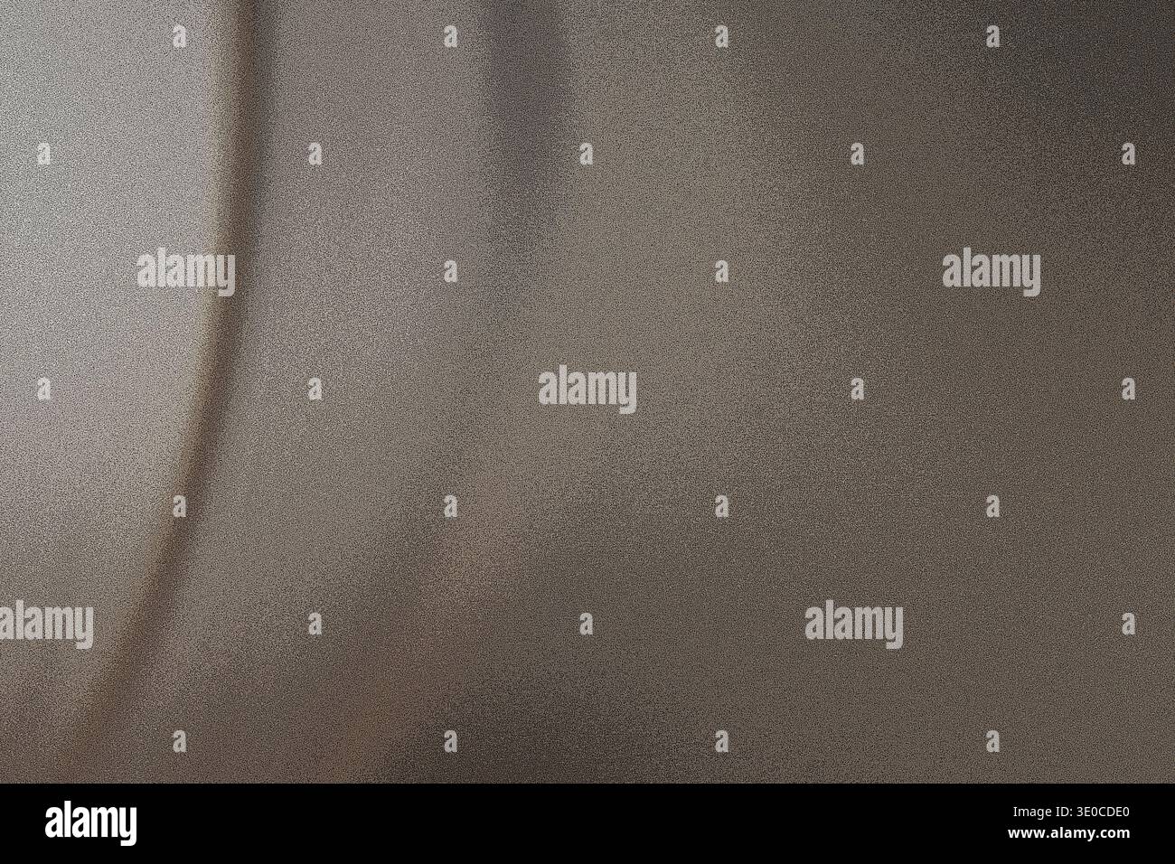 Ein leicht verschwommenes Nahfoto zeigt einen drapierten hellbeigen Stoff mit subtiler Textur und Falten, der eine abstrakte und minimalistische Ästhetik schafft. Stockfoto