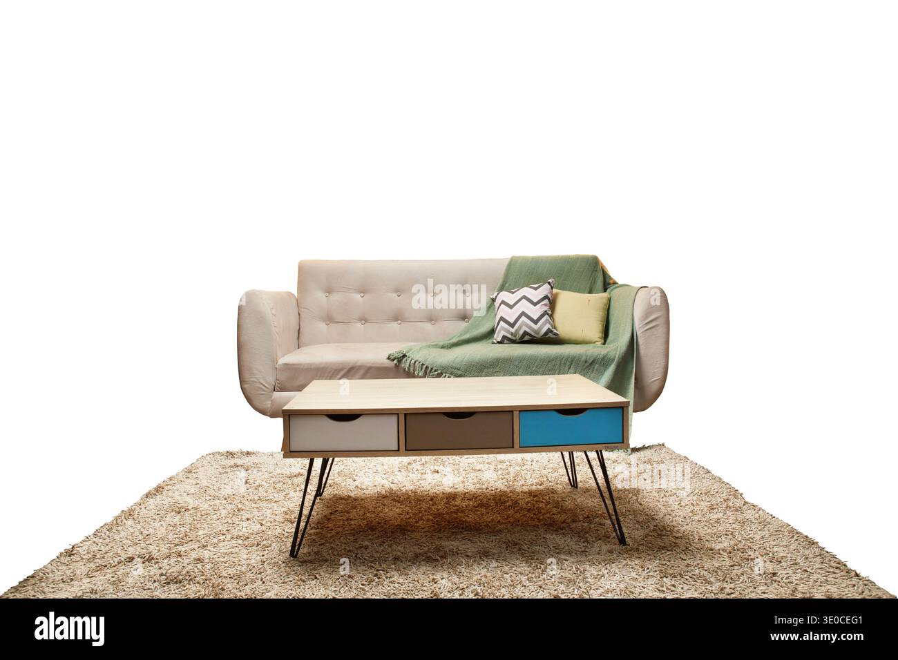 Eine komfortable Chaiselongue mit einem einzigartigen Holztisch auf einem gemütlichen Pelzteppich mit weißem Hintergrund Stockfoto