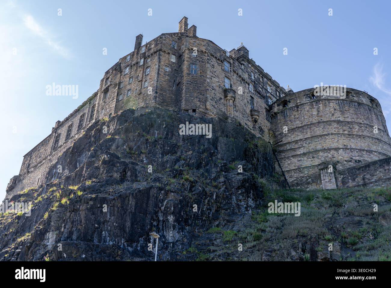 Edinburgh Schottland - 2. Juni 2023: Blick auf die Steinmauern von Edinburgh Castle auf einer Felsenbasis in Edinburgh Schottland Stockfoto
