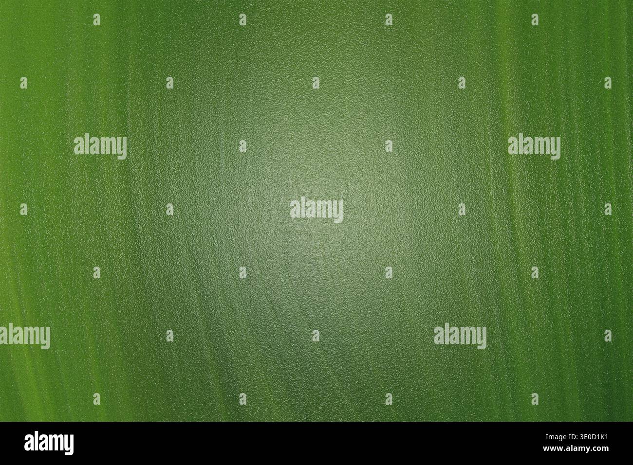 Ein digital erstelltes Bild mit einem Farbverlauf von Grüntönen, das ein vertikales, strukturiertes Muster aufweist. Die Textur ähnelt einer gebürsteten oder gemalten Kontur Stockfoto