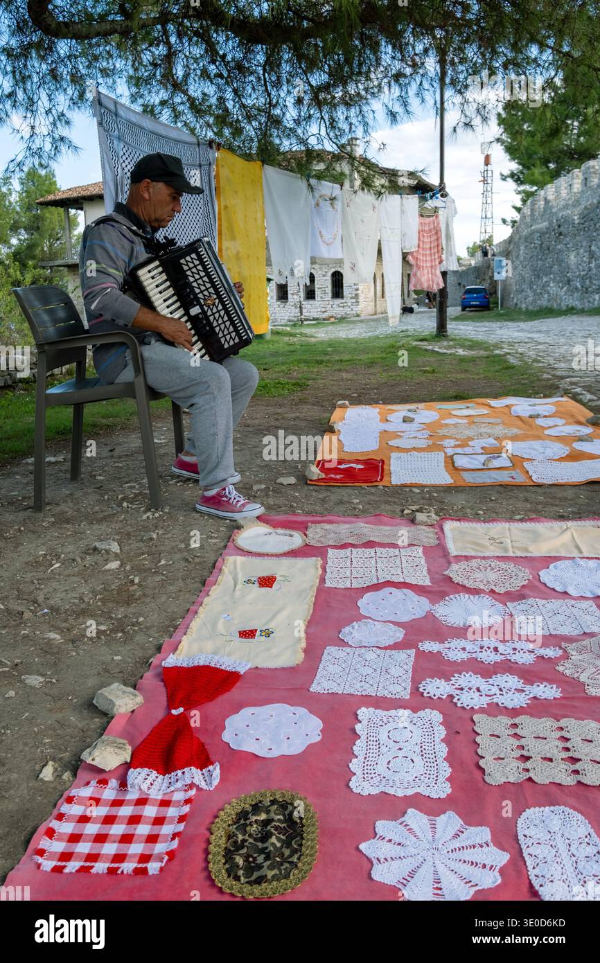 24.09.2024, Albanien, Berat, Berat - Berat Castle, eine bewohnte Festung auf einem Berg, erstmals im 4. Jahrhundert erwähnt, einheimischer Mann mit Akkordeon se Stockfoto