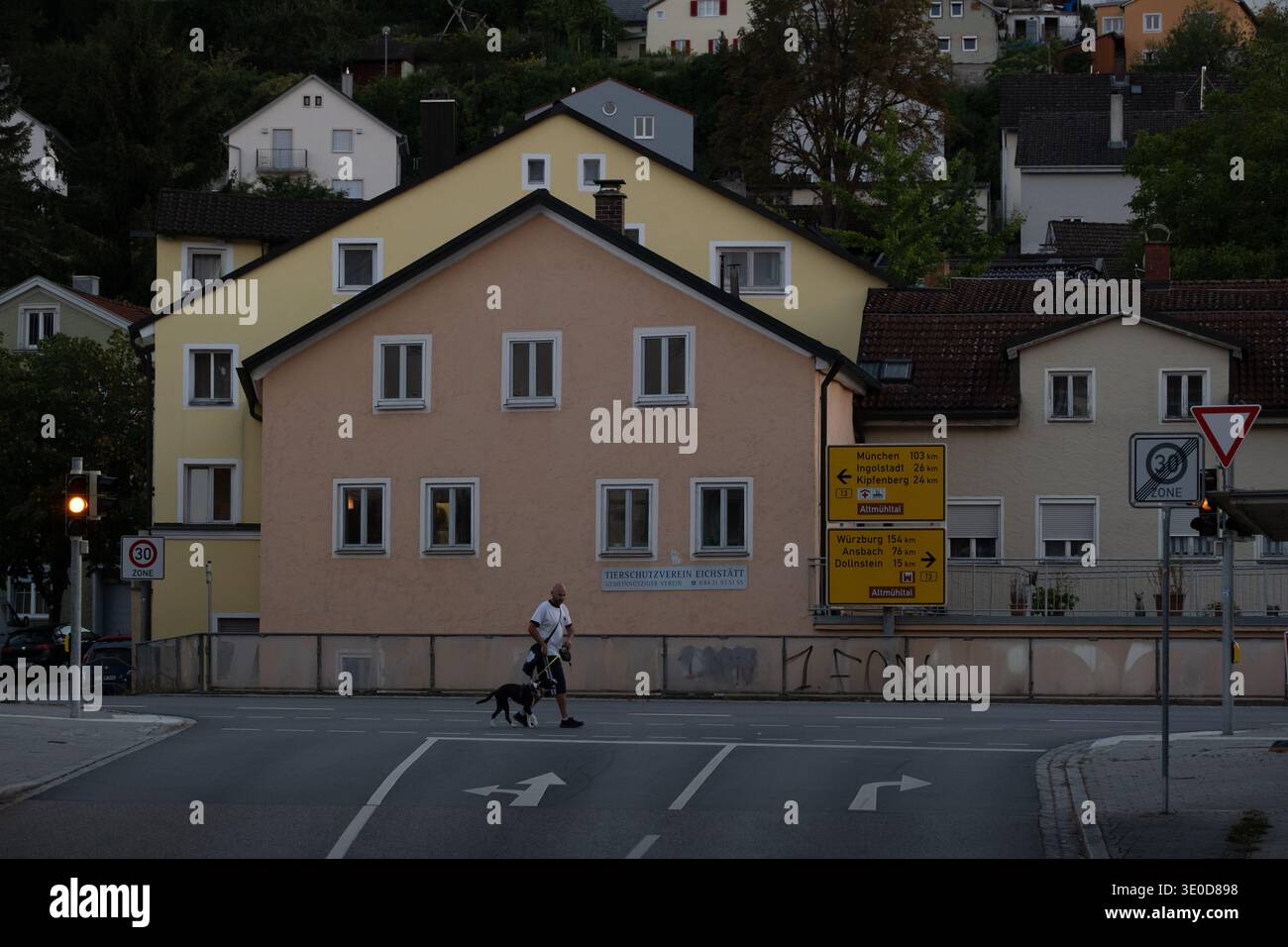 25.08.2025, Deutschland, Eichstaett, Bayern - T-Kreuzung vom Stadtzentrum an der Hauptstraße in der Kleinstadt im Altmühltal. 00A250825D162 Stockfoto