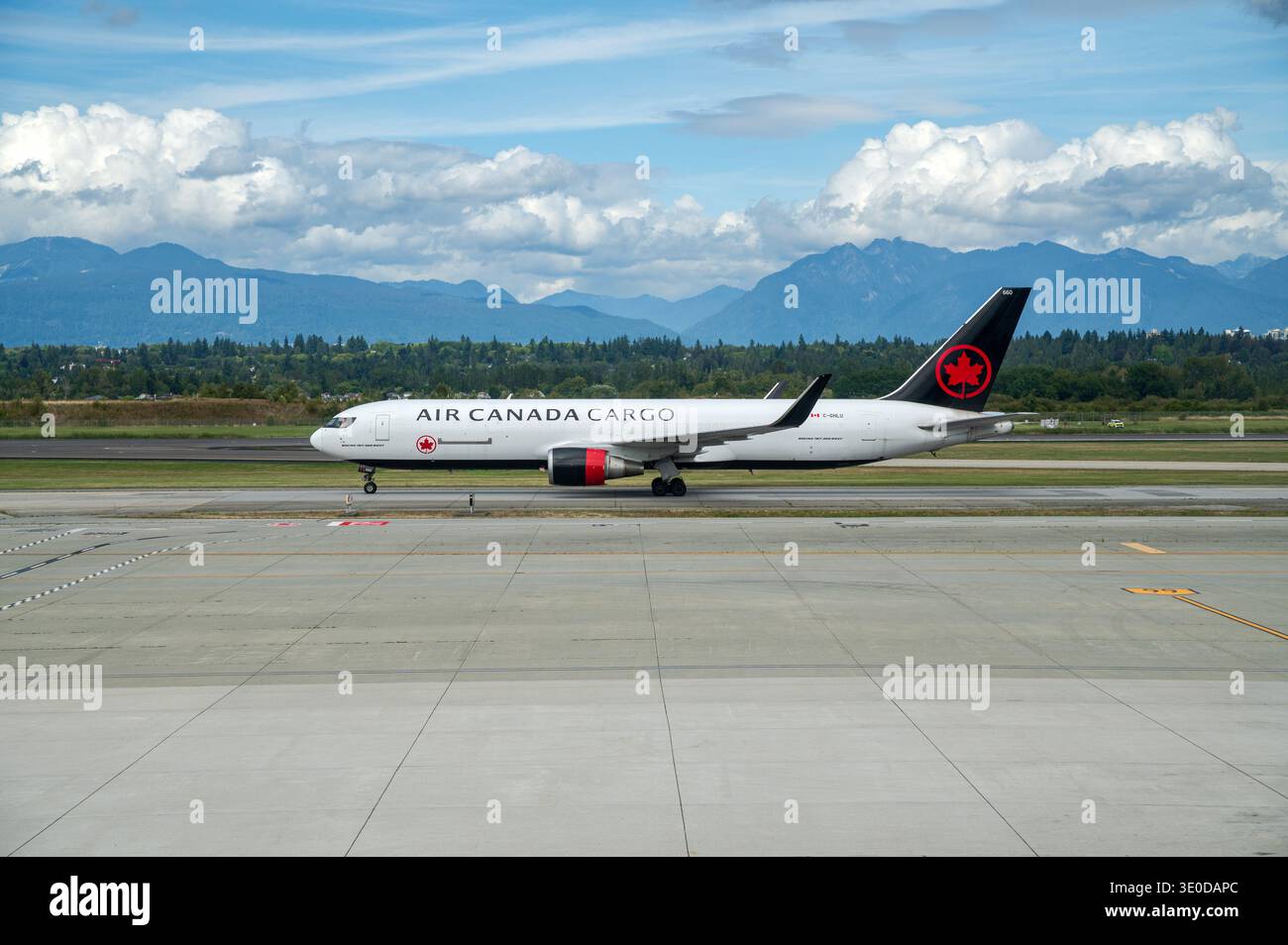 17.08.2025, Kanada, Vancouver, British Columbia - Ein Frachtflugzeug der Boeing 767-300 BOSF, das zur kanadischen Fluggesellschaft Air Canada Cargo gehört Stockfoto