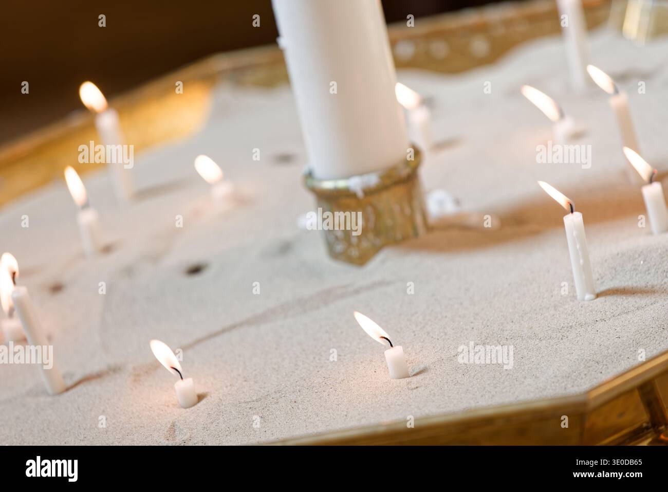 07.09.2025, Dänemark, Kopenhagen, - Kerzen in Grundtvigs Kirche. Die Grundtvig-Kirche im Kopenhagener Stadtteil Bispebjerg ist ein wichtiges Werk der Expedition Stockfoto