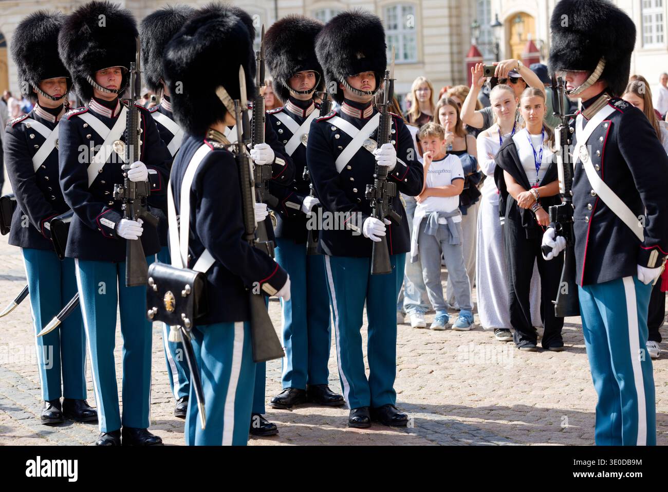 08.09.2025, Dänemark, Hovedstaden, Kopenhagen - Wachwechsel durch die königliche Rettungswache im Schloss Amalienborg. Die Änderung der Schutzvorrichtung durch das R Stockfoto