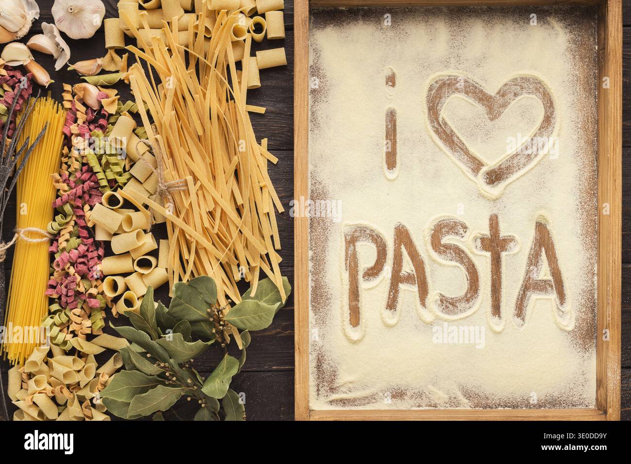 Collage von Zutaten und Worten über Pasta in einer Küche während des Tages Stockfoto