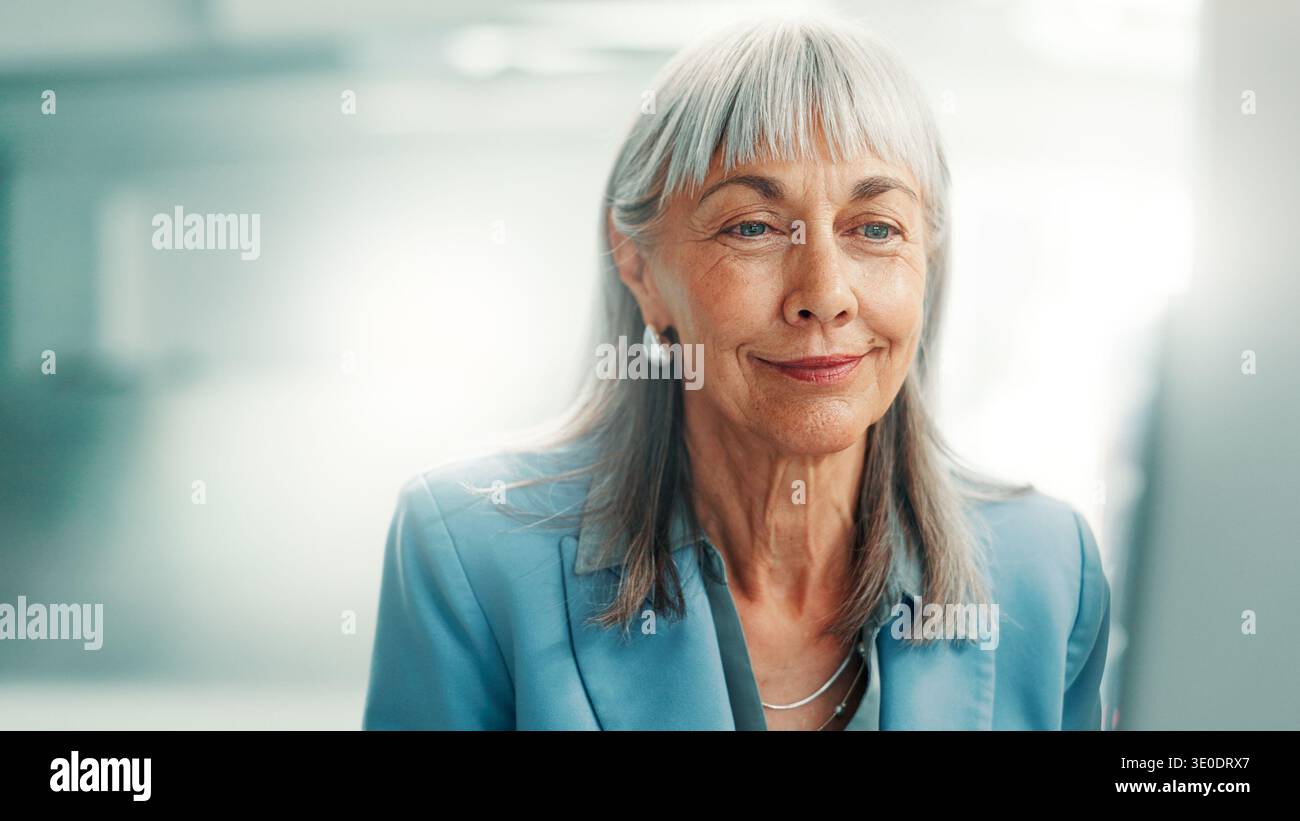 Investor, Computer und Frau im Büro, Lesen und E-Mail für Umsatzprüfung, Internet und Verbindung. Reifer Mensch, beruflich und finanziell Stockfoto