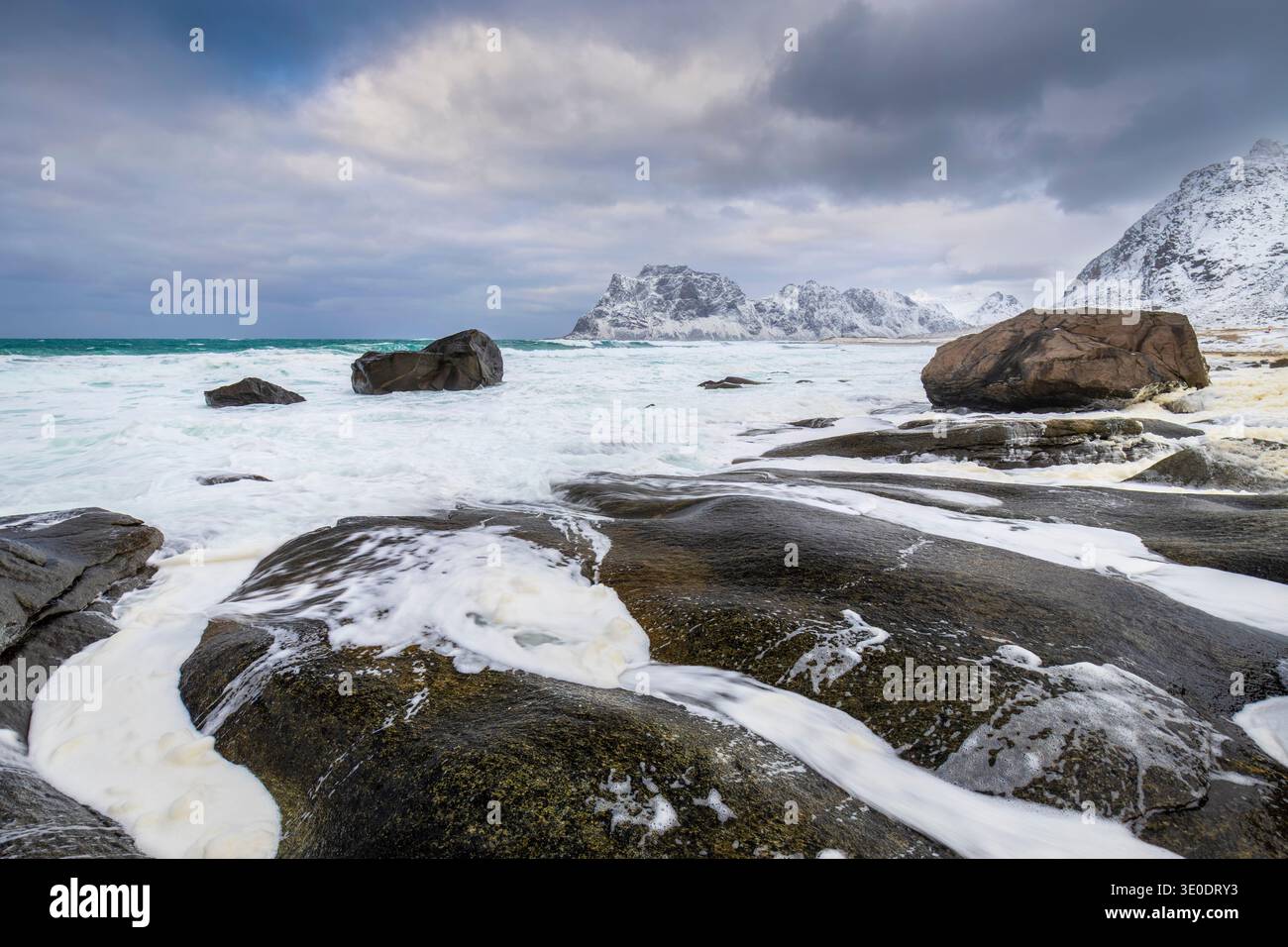 Blick auf den Strand von Uttakleiv während eines Sturms im Winter. Lofoten Island, Norwegen. Stockfoto