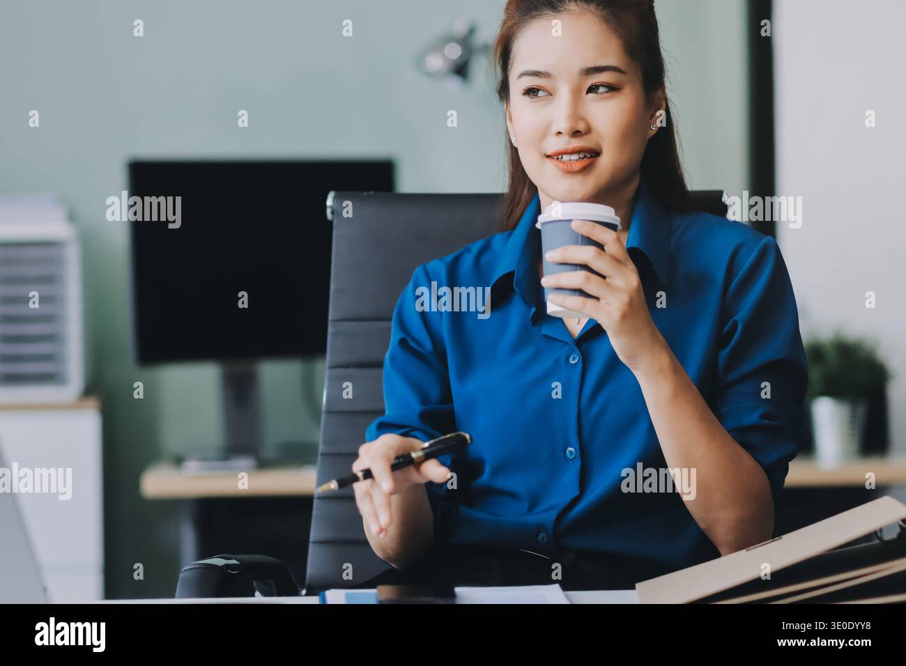 Junge asiatische Geschäftsfrau hält Vortrag Stockfoto