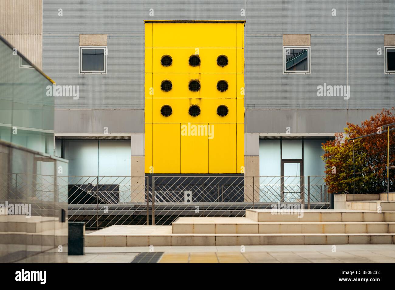 Kyoto Moderne Gebäudefassade mit hellgelben Paneelen und runden Fenstern Stockfoto