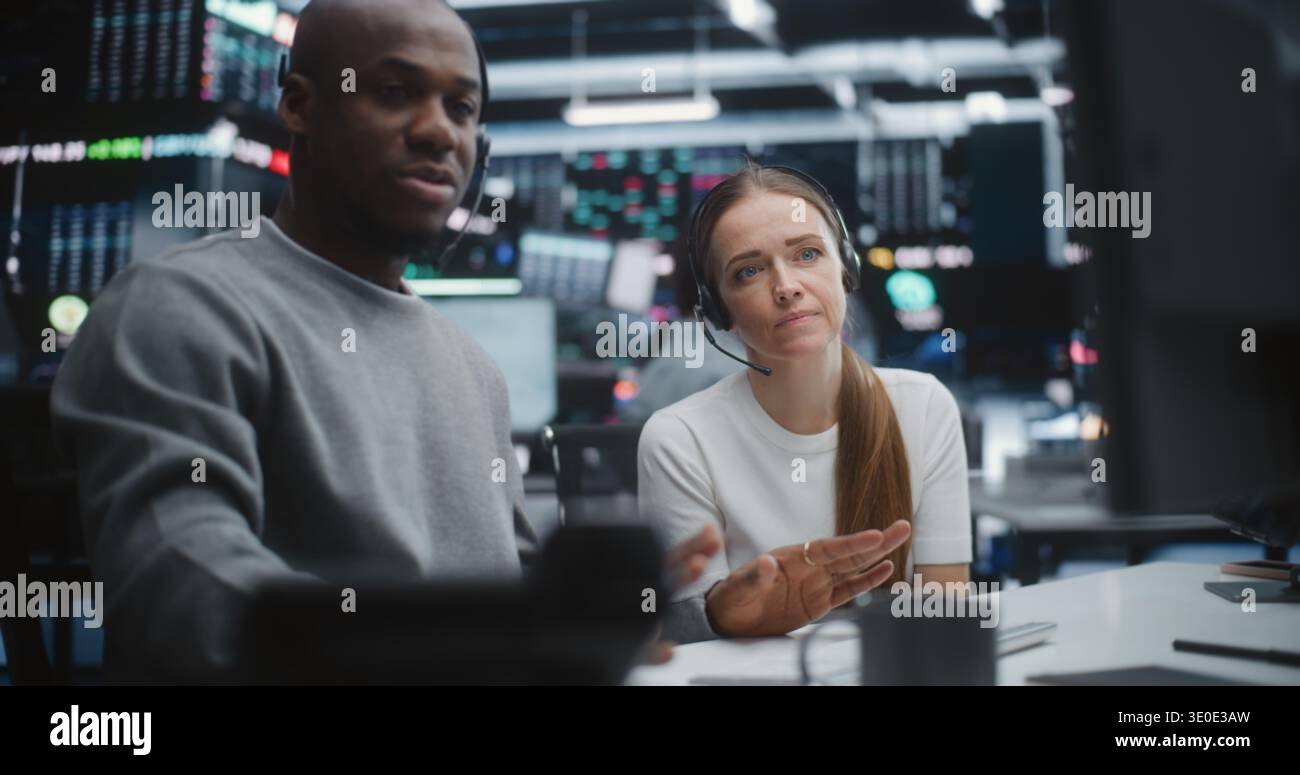 Diversity Professional Team, das Investitionsdaten in einer globalen Brokerage-Firma überprüft. Mentor-Gesten für Advanced Financial Indices, Frau führt Diskussionen. Konzept der Synergie multikultureller Teams. Stockfoto