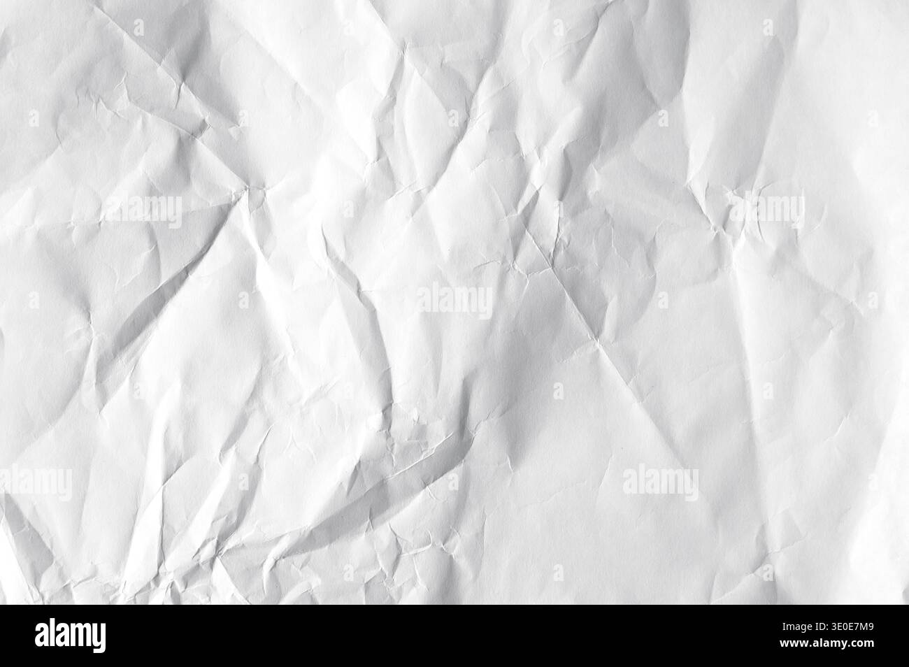 Zerknittertes weißes leeres Blatt als Textur oder Hintergrund, langes Bild des gefalteten Papiers, Draufsicht Stockfoto