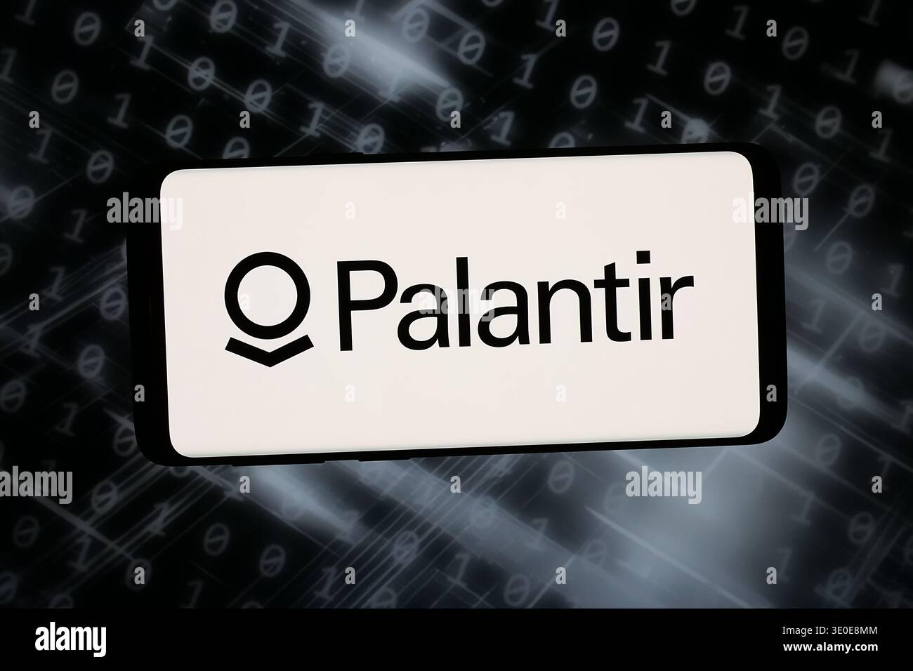 In dieser Fotoabbildung wird das Logo des Analyseunternehmens Palantir Technologies Inc. Auf einem Smartphone vor einem abstrakten Hintergrund auf einem Computerbildschirm angezeigt. (Foto von Timon Schneider / SOPA Images/SIPA USA) *** ausschließlich für redaktionelle Nachrichtenzwecke *** Stockfoto