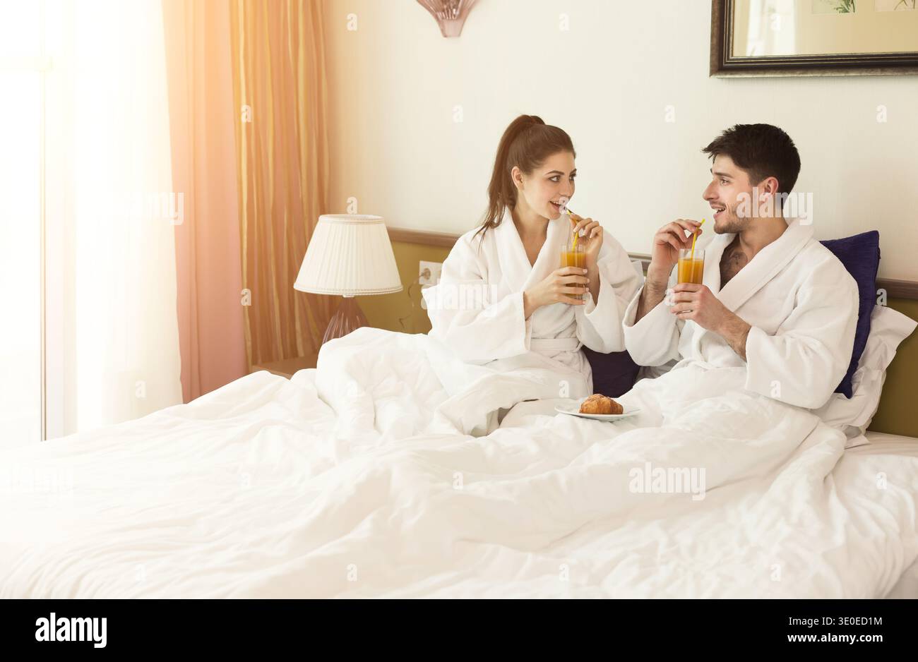 Wunderschönes junges Paar, das sich im Hotel erholt Stockfoto