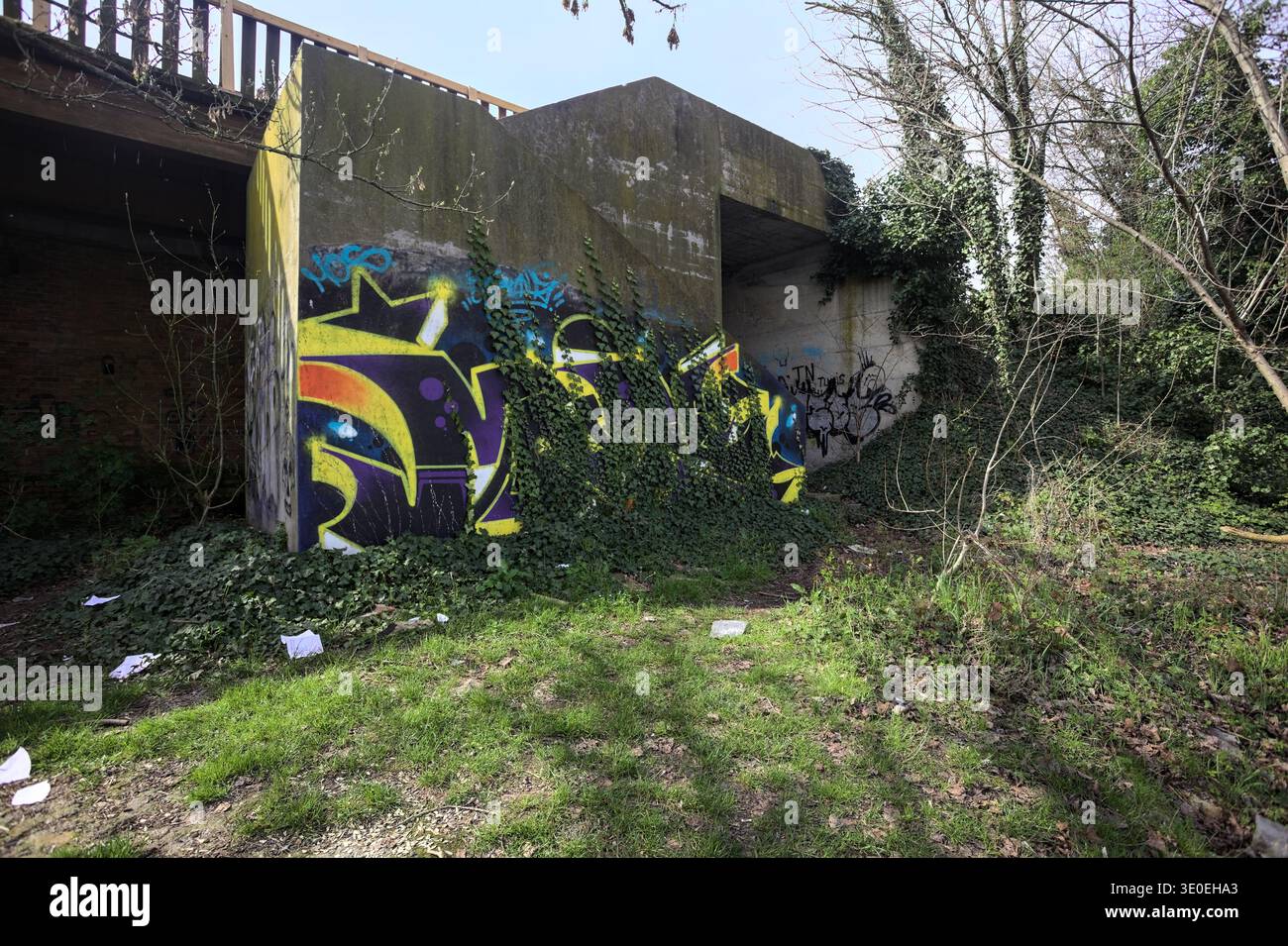 Betonbau mit einer Treppe, mit Graffitis bemalt, in einem Park an einem sonnigen Tag Stockfoto