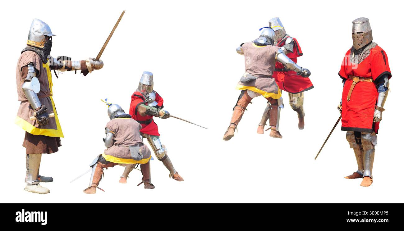 Ritter in voller Rüstung treffen in einer actiongeladenen mittelalterlichen Schlachtszene mit Schwertern aufeinander. Stockfoto