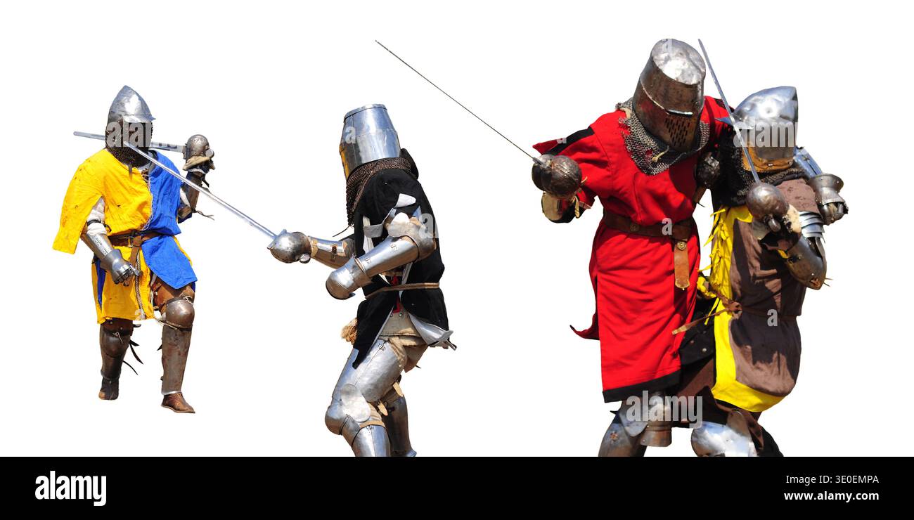Mittelalterliche Ritter treffen in einem heftigen Schwertkampf aufeinander und zeigen historische Kampfhandlungen in voller Rüstung. Stockfoto