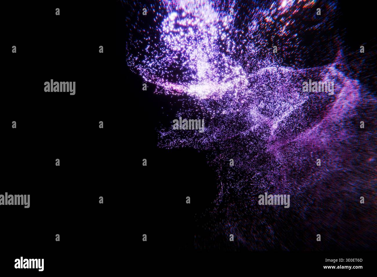Leuchtende violette Partikelexplosion auf schwarzem Hintergrund. Abstrakte Hightech-Textur mit leuchtendem violettem Staub und filmischen Lichteffekten, perfekt für sc Stockfoto