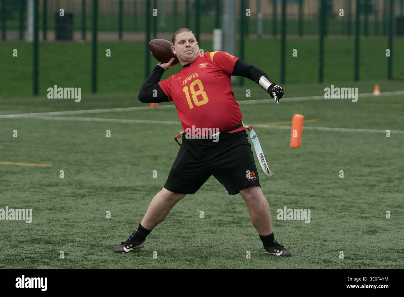 Flaggenfußball-Quaterbacks werfen den Ball im Welsh Bowl VI Stockfoto