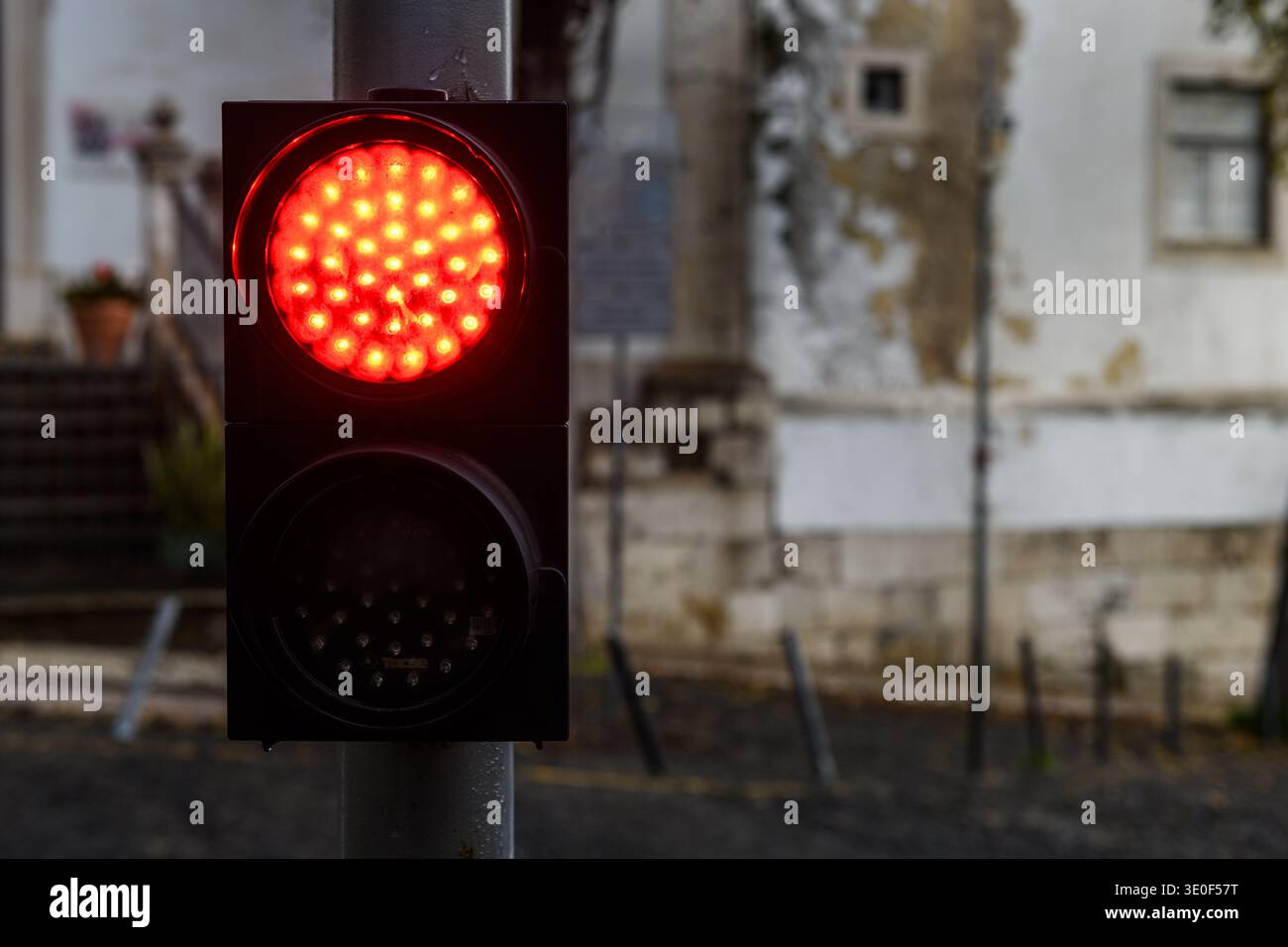 Kleine rote Ampelsignale für Autos, Motorräder und Elektroroller, die anzeigen, dass motorisierte Fahrzeuge nicht durch die Kreuzung fahren dürfen. Stockfoto