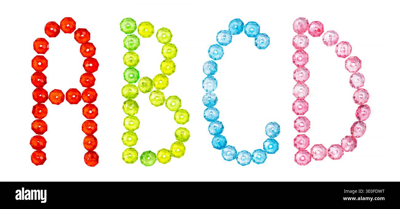 Buchstaben des englischen Alphabets aus farbigen Perlen auf weißem Hintergrund, isoliertes Alphabet Stockfoto