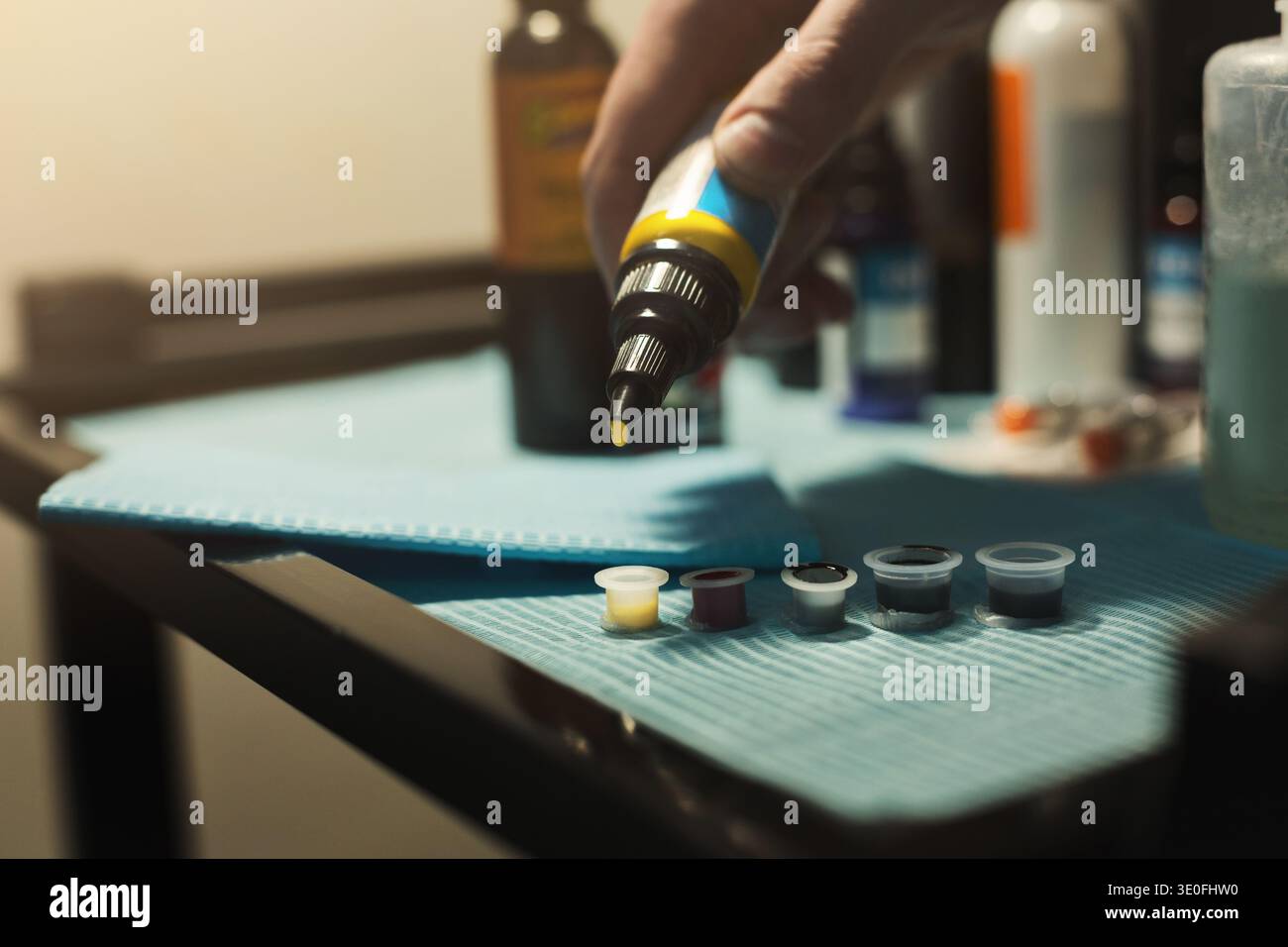 Tätowiertinte in kleine Kappen gegossen Stockfoto