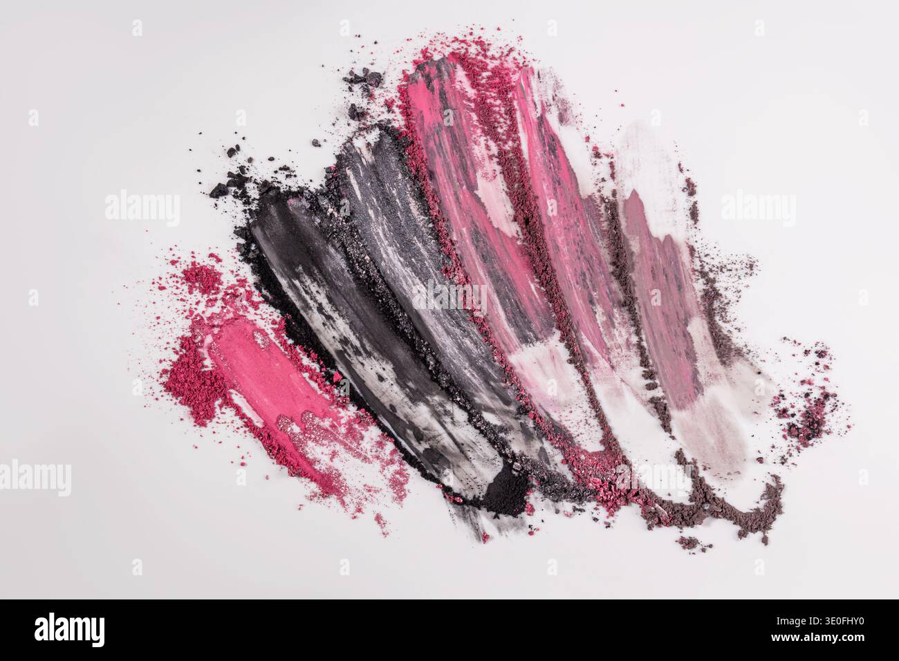 Schicke Pinselstriche der lockeren Textur von rosa und grauen Lidschatten auf weißem Hintergrund. Textur der dekorativen Kosmetik. Draufsicht Stockfoto