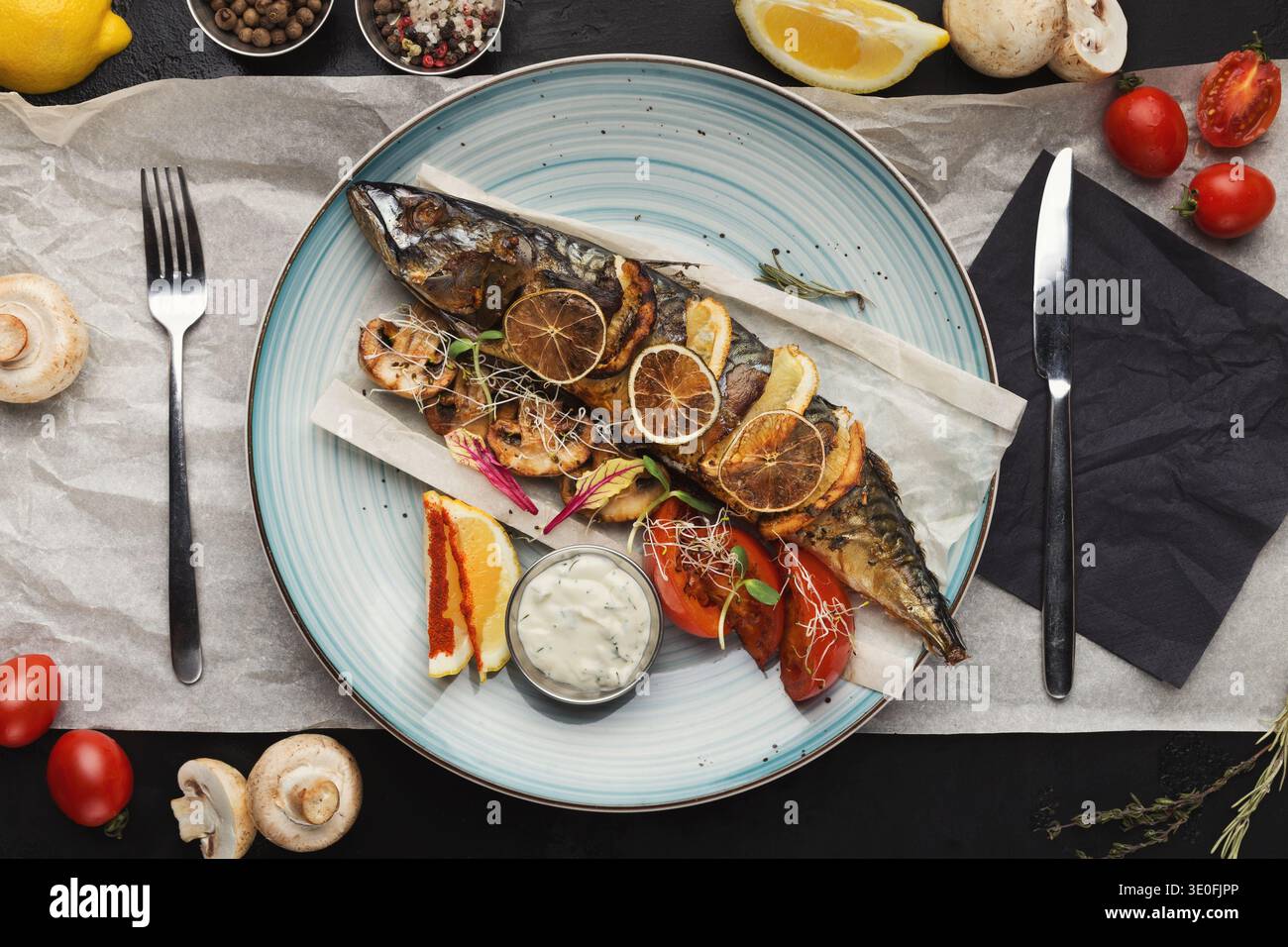 Gegrillter Fisch auf Teller am Restauranttisch Stockfoto