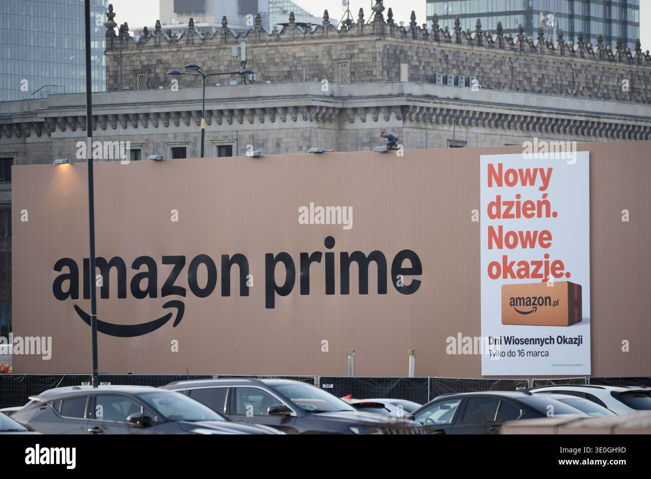 Am 11. März 2026 ist in Warschau, Polen, eine große Werbetafel von Amazon Prime zu sehen. Die übergroße Plakatwand hat die Einheimischen verärgert, die sagen, dass die Werbung so ist Stockfoto