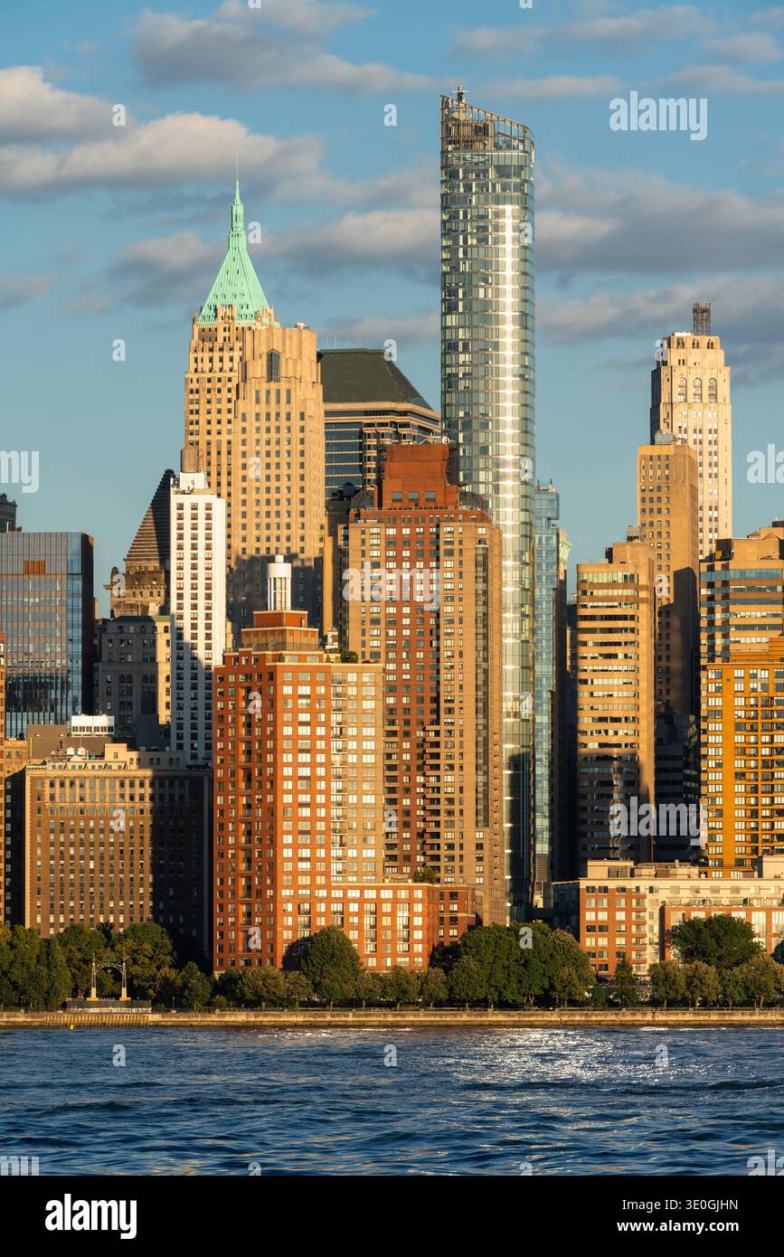 Battery Park und Lower Manhattan Wolkenkratzer. Stadtbild von New York City vom Hudson River aus Stockfoto