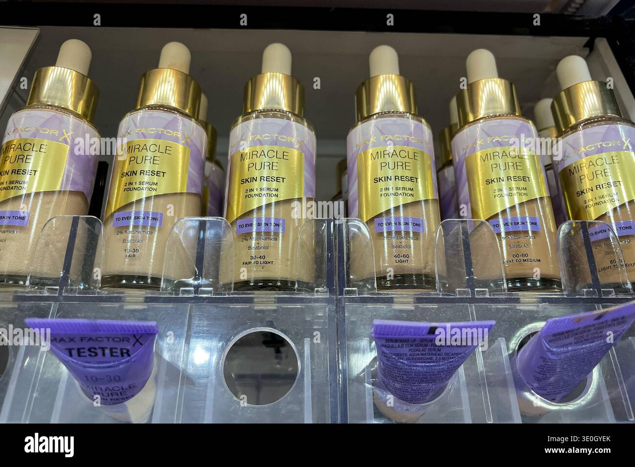 Bar, Montenegro, 3. März 2026, verschiedene Stiftungen Frauen Kosmetik im Ladenregal Stockfoto