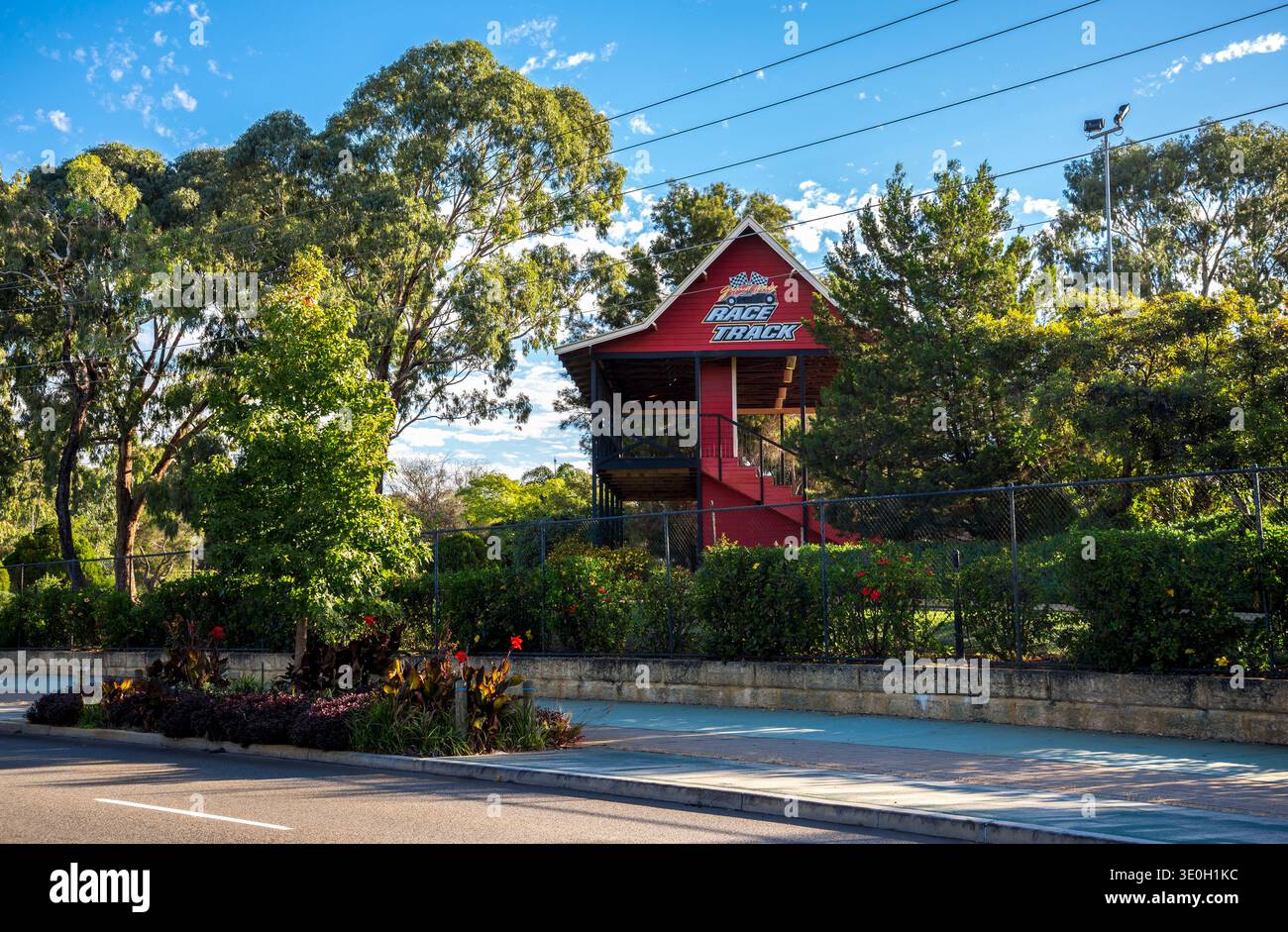 Turmeingang der roten Rennstrecke mit Bäumen im Adventure World Theme Park in Bibra Lake, 1. April 2021, Perth, Australien Stockfoto